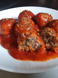 Una foto de Las albóndigas de la abuela - con salsa de tomate al orégano