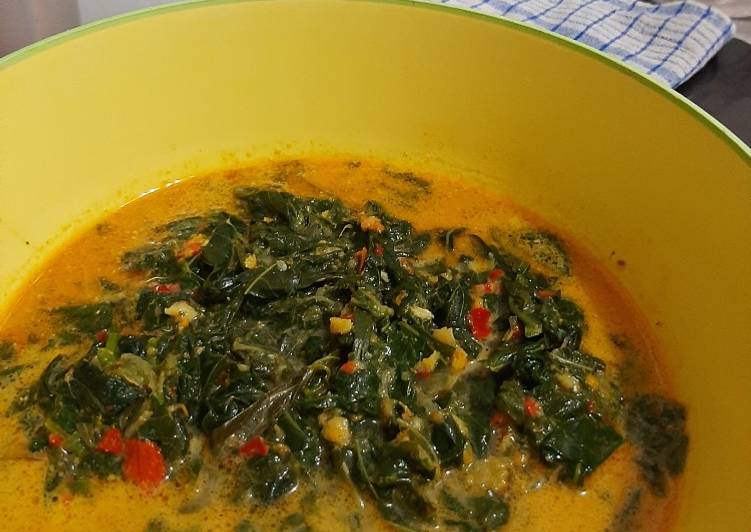 Gulai daun singkong