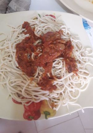 A picture of White spaghetti with peppered sauce stew.