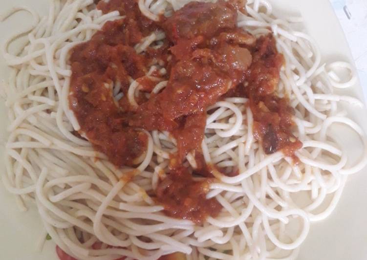 White spaghetti with peppered sauce stew