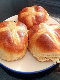 Una foto de Hot cross buns