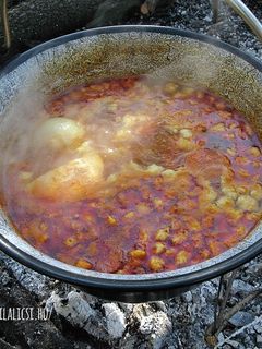 Gulyás bográcsban recept fotója
