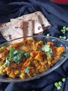 વટાણા બટાકા નું શાક (Vatana Bataka Shak Recipe In Gujarati) રેસીપી મુખ્ય ફોટો