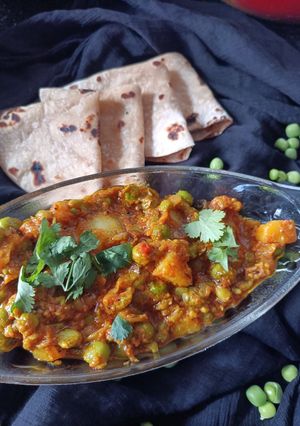 વટાણા બટાકા નું શાક (Vatana Bataka Shak Recipe In Gujarati) રેસીપી મુખ્ય ફોટો