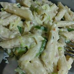 A picture of White sauce pasta.