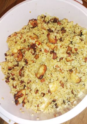 Natúr csirkemellcsíkok pirított hagymás, baconos bulgurágyon recept fotója