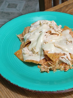 Una foto de Chilaquiles en salsa de chile de árbol