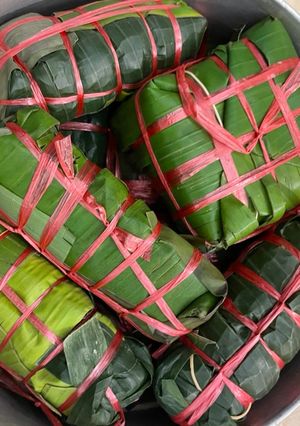 A picture of Bánh Chưng and Bánh Tét.