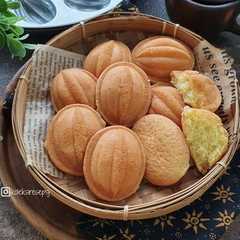 A picture of Kue bahulu.