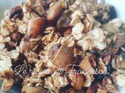 Una foto di granola alle noci