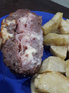 Una foto de Pan de carne relleno y papas
