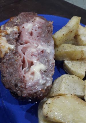 Una foto de Pan de carne relleno y papas
