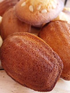 Una foto de Madeleines de piñones