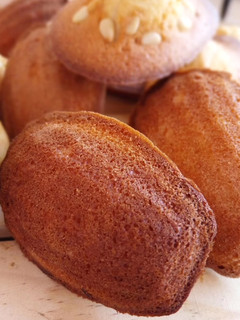 Una foto de Madeleines de piñones