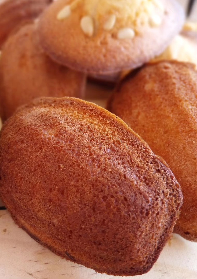 Una foto de Madeleines de piñones