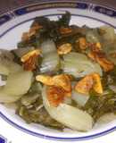 Acelgas con mucha penca, rehogadas con ajo crujiente