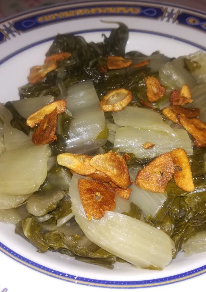 Una foto de Acelgas con mucha penca, rehogadas con ajo crujiente