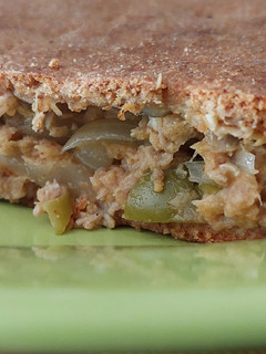 Una foto de Torta integral de atún y cebolla