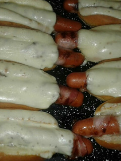 Una foto de Panchos con panceta y muzzarella