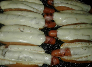 Una foto de Panchos con panceta y muzzarella
