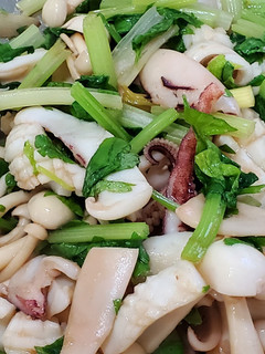 透抽炒芹菜與雪白菇 的食譜成品照片