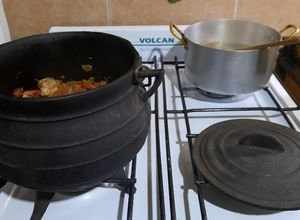 Una foto de Pollo al caldero