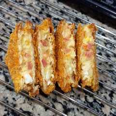 A picture of Roti Gabin Kroket Kentang.