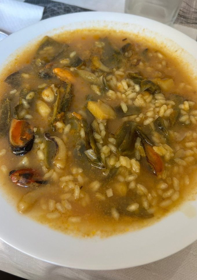 Una foto de Arroz con alcachofas y sepia