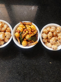 3 तरह के मखाना मिठे मखाने, नमकीन मखाने, खट्टे मिठे मखाने (3trah ke makhana recipe in Hindi) रेसिपी मुख्य फोटो