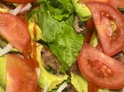 Una foto de hamburguesa con pepinillos