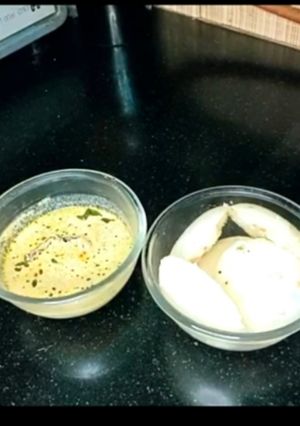 रवा इडली (rava idli recipe in Hindi) रेसिपी मुख्य फोटो