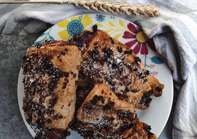 Saccottini di pasta sfoglia con marmellata di frutti di bosco e granella di nocciole