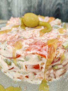 Una foto de Tartar de tomate con encurtidos