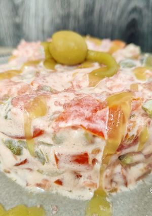 Una foto de Tartar de tomate con encurtidos