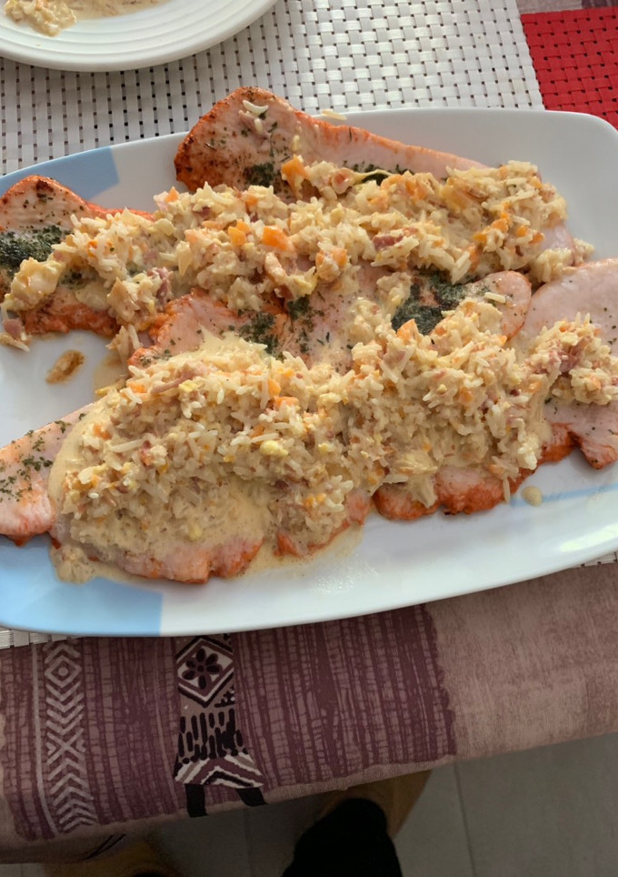 Una foto de Pechuga de pavo con nata y arroz salvaje