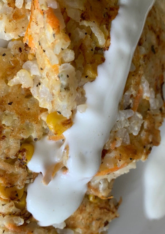 Una foto de Tortitas de arroz y maíz con salsa de yogur🍚