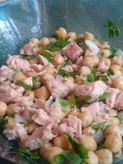 Una foto de Ensalada de garbanzos con gulas