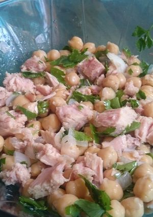 Una foto de Ensalada de garbanzos con gulas