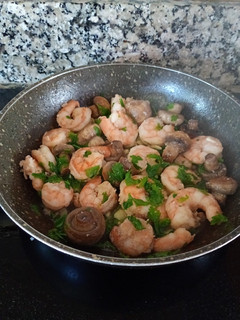 Una foto de Camarones al ajillo con champiñones