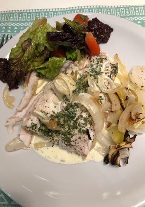 Una foto de Brótola, crema, cebolla, perejil