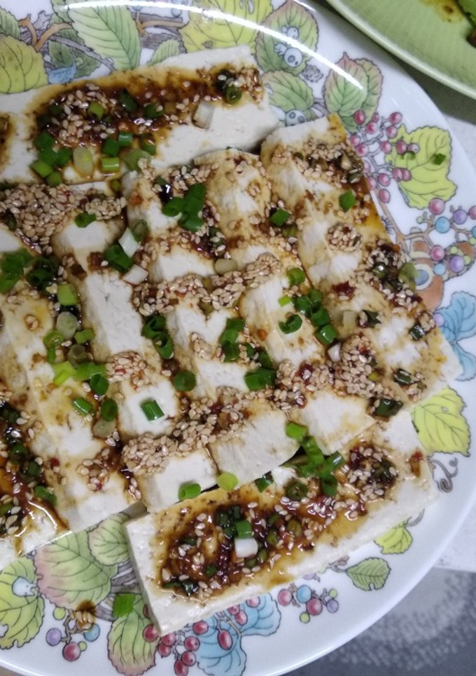 A picture of Tofu with soy sesame dressing.