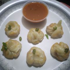 A picture of Chicken momos.