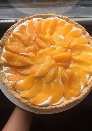 Una foto de Tarta de crema con duraznos