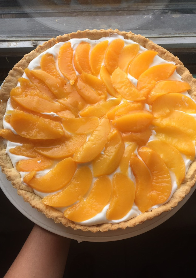Una foto de Tarta de crema con duraznos