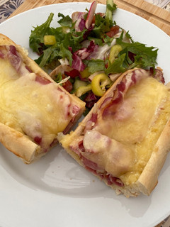 Sajtos- baconos bagett recept fotója