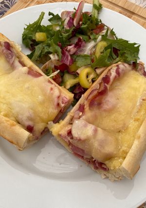 Sajtos- baconos bagett recept fotója