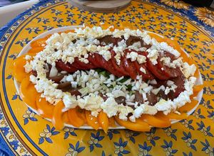 Une photo de Salade de tomates tricolores aux oignons nouveaux et fromage frais