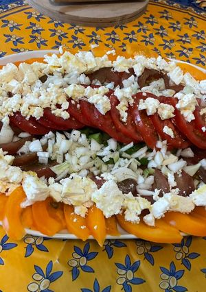 Une photo de Salade de tomates tricolores aux oignons nouveaux et fromage frais