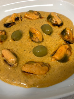 Una foto de Mejillones con salsa cremosa de escabeche