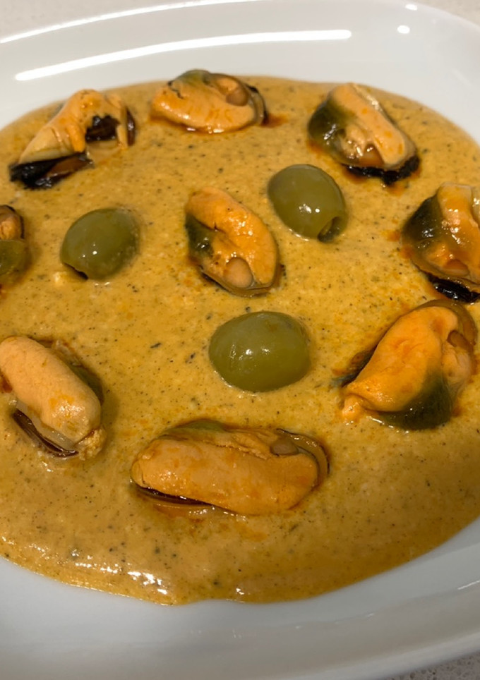 Una foto de Mejillones con salsa cremosa de escabeche
